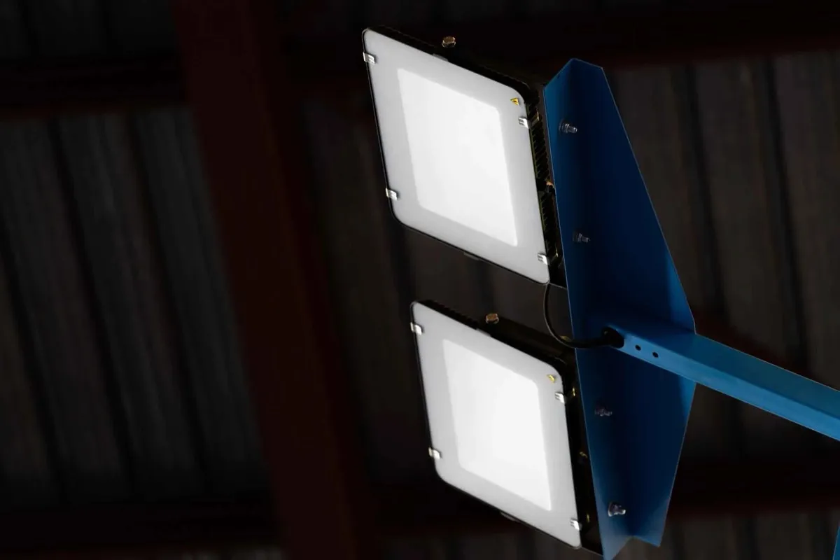 LED-Beleuchtung auf einem Padelplatz – professionelle Ausleuchtung für Abendspiele
