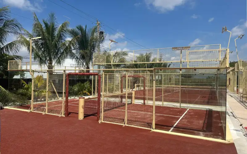 Kinder spielen Padel auf einem MejorSet Kids Court an einer Schulanlage