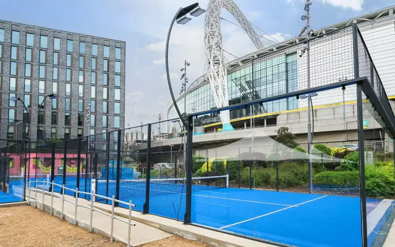 Geteilte Ansicht mit Vergleich eines Indoor- und eines Outdoor-Padel-Courts
