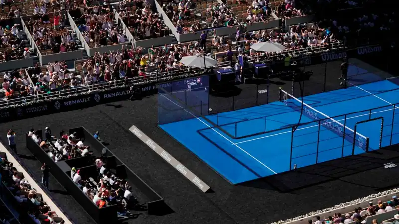 Padel Court in einem luxuriösen Hotelresort mit spielenden Gästen