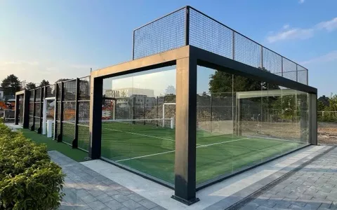 Pametni padel centar s automatiziranom rasvjetom i digitalnim upravljanjem