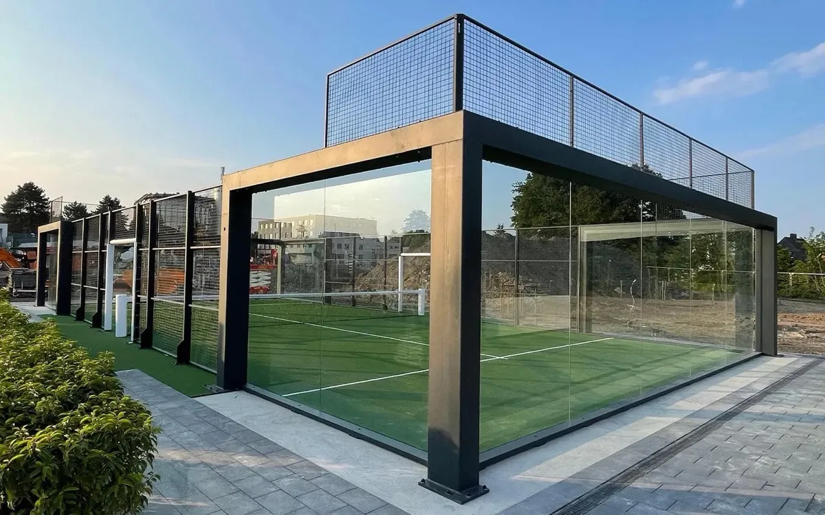 Smartes Padelcenter mit automatisierter Beleuchtung und digitalem Managementsystem