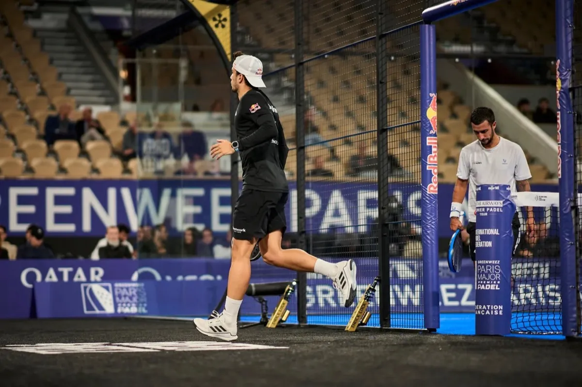 Padelspieler auf einem MejorSet Platz – Europas am schnellsten wachsender Sport