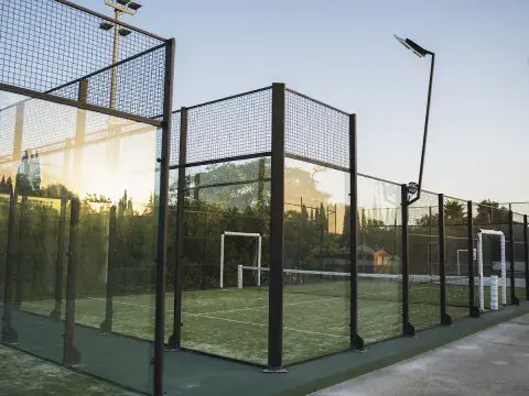 MejorSet V-Pro Classic padel teren – pocinčani čelik i kaljeno staklo