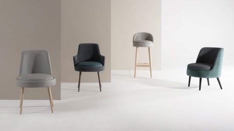 Klubski namještaj za padel centar – stolovi, stolice i klupe uz teren