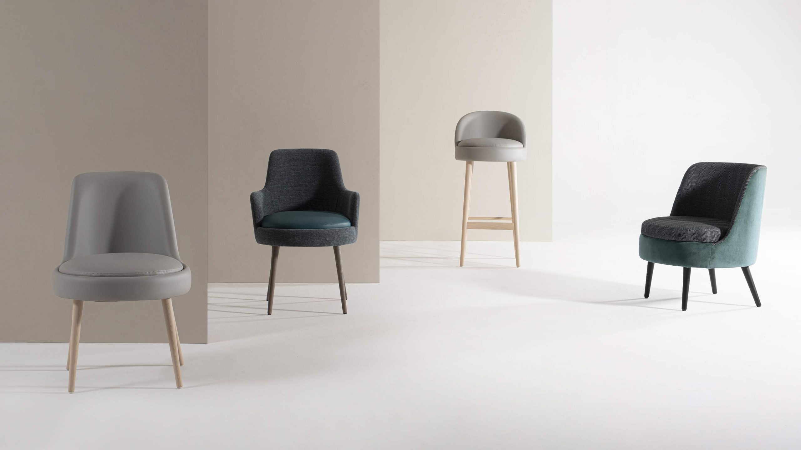 Klubski namještaj za padel centar – stolovi, stolice i klupe uz teren