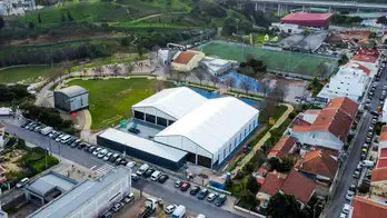 გადახურული პადელ კორტი პროფესიონალური ფარდულის კონსტრუქციით მთელი წლის განმავლობაში თამაშისთვის