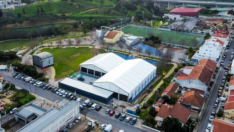 Natkriveni padel teren s profesionalnom nadstrešnicom za cjelogodišnju igru